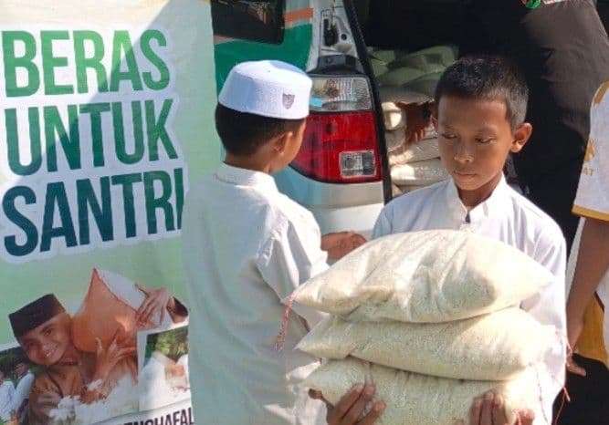 BMH salurkan beras 2,5 ton untuk santri di Samarinda dan Kutai Kartanegara. 