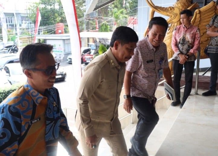Wakil Bupati PPU Abdul Waris Muin (tengah) bertemu dengan Pelaksana Tugas Kepala Dinas Pendidikan dan Kebudayaan Provinsi Kalimantan Timur, Armin, di Samarinda, Kamis (27/8/2026).