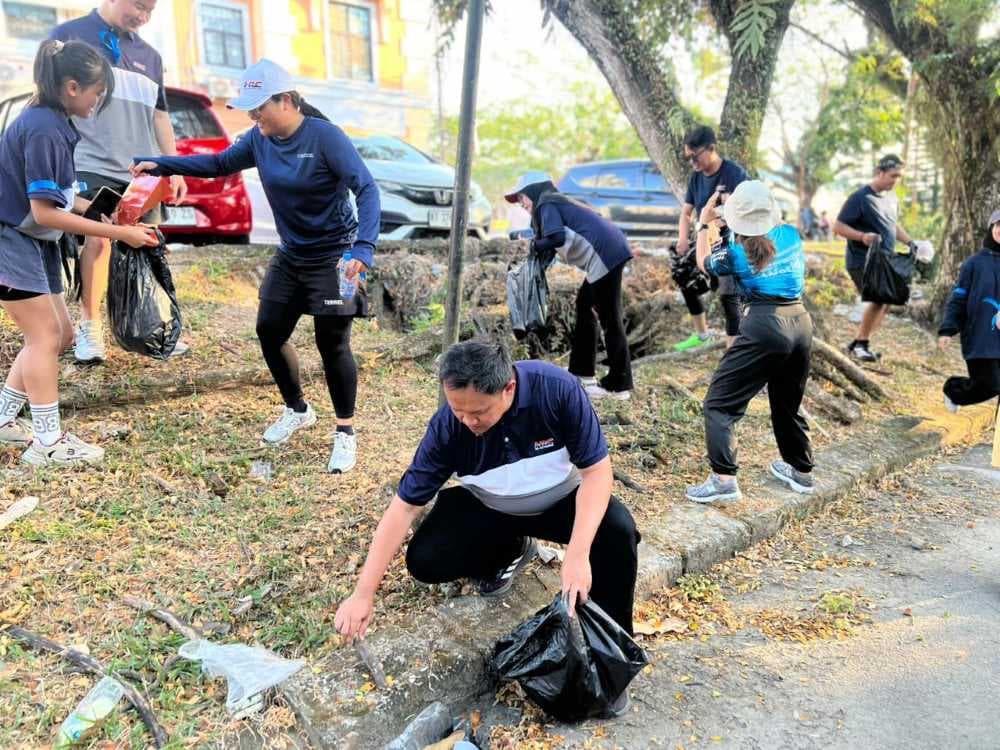 Keluarga besar Astra Motor Kaltim 1 menggelar jalan sehat yang dibarengi aksi pungut sampah sebagai implementasi program AM Green.