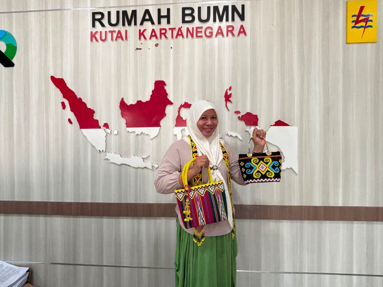 Wawa Etnika milik Siti Hawa di Kutai Kartanegara tumbuh dari modal Rp5 juta menjadi omzet Rp15 juta per bulan berkat pendampingan Rumah BUMN PLN UID Kaltimra.