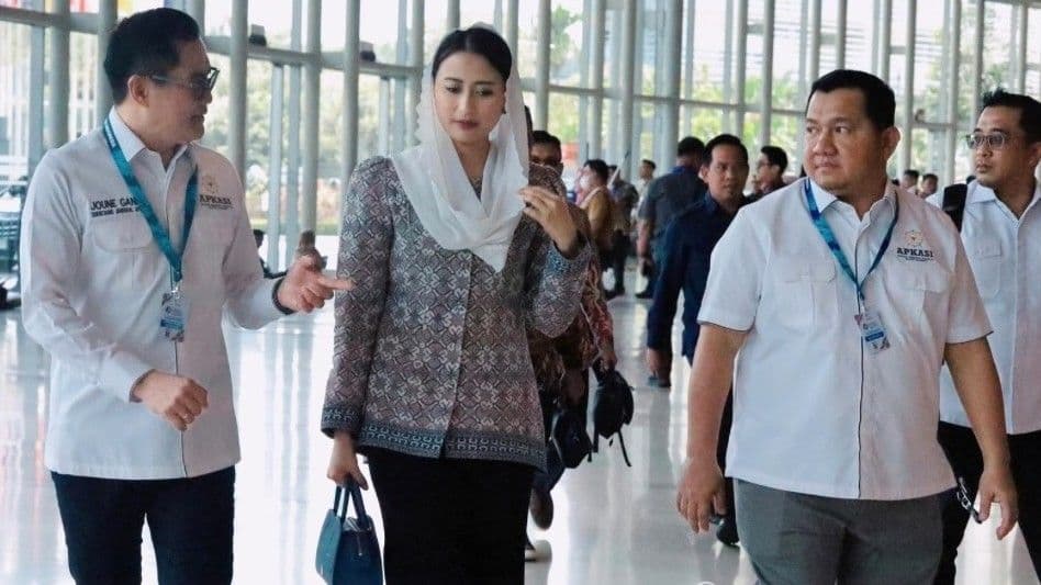 Bupati PPU Mudyat Noor (kanan) bersama Menteri Pariwisata Widiyanti Putri di ajang APKASI Expo  2026.