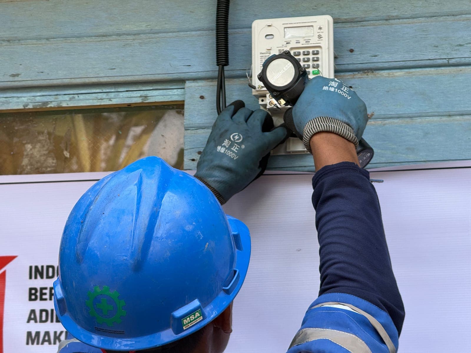 PLN UID Kaltimra Nyalakan Listrik untuk 32 Keluarga Prasejahtera