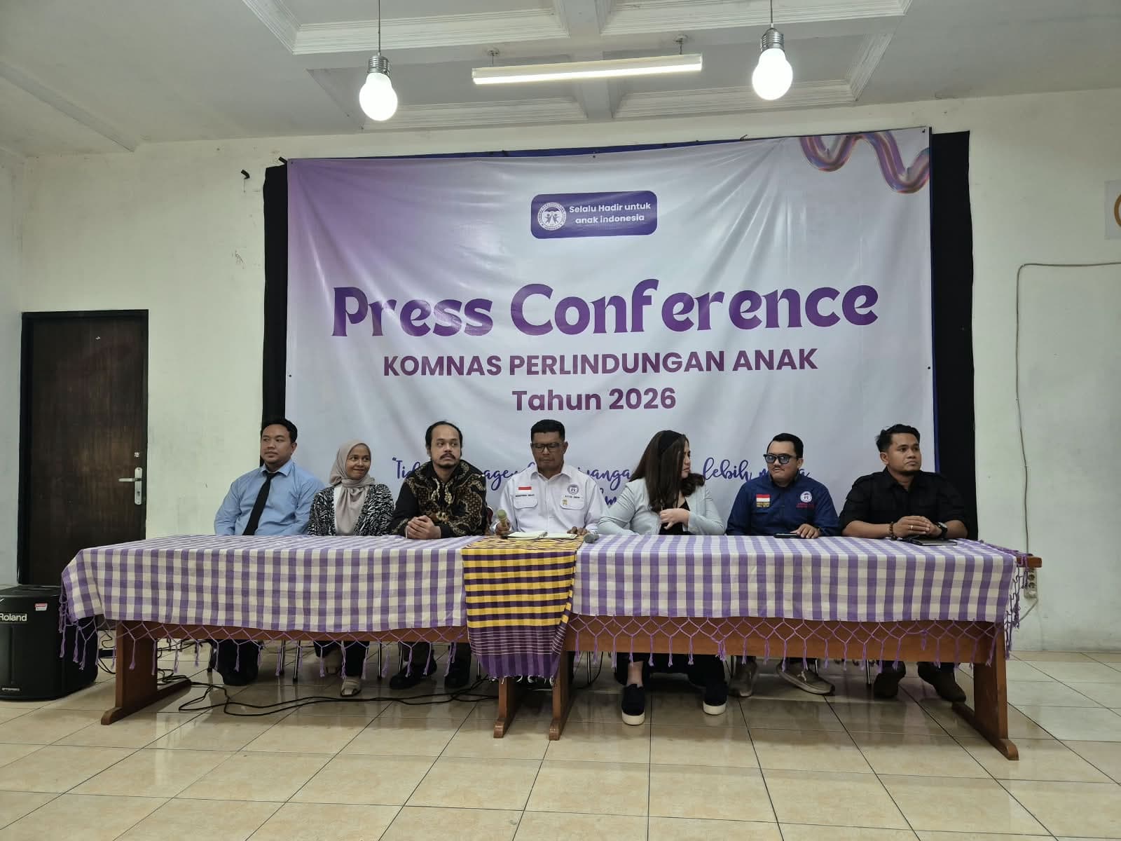 Suasana Press Conference Komnas Perlindungan Anak usai menerima audiensi orang tua murid TK-SD Islam Pembangunan (TKIP-SDIP) Pamulang, di Jakarta.