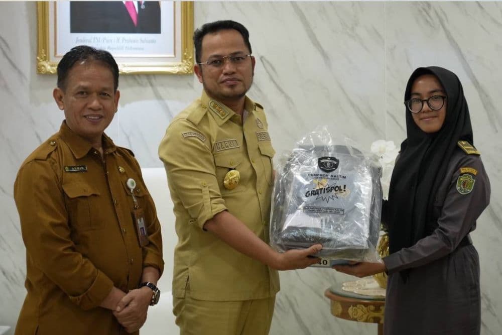 Gubernur Kaltim Rudy Mas'ud menyerahkan seragam sekolah gratis secara simbolis. 63.548 paket seragam sekolah gratis untuk SMA/MA, SMK, dan SLB disalurkan bertahap.