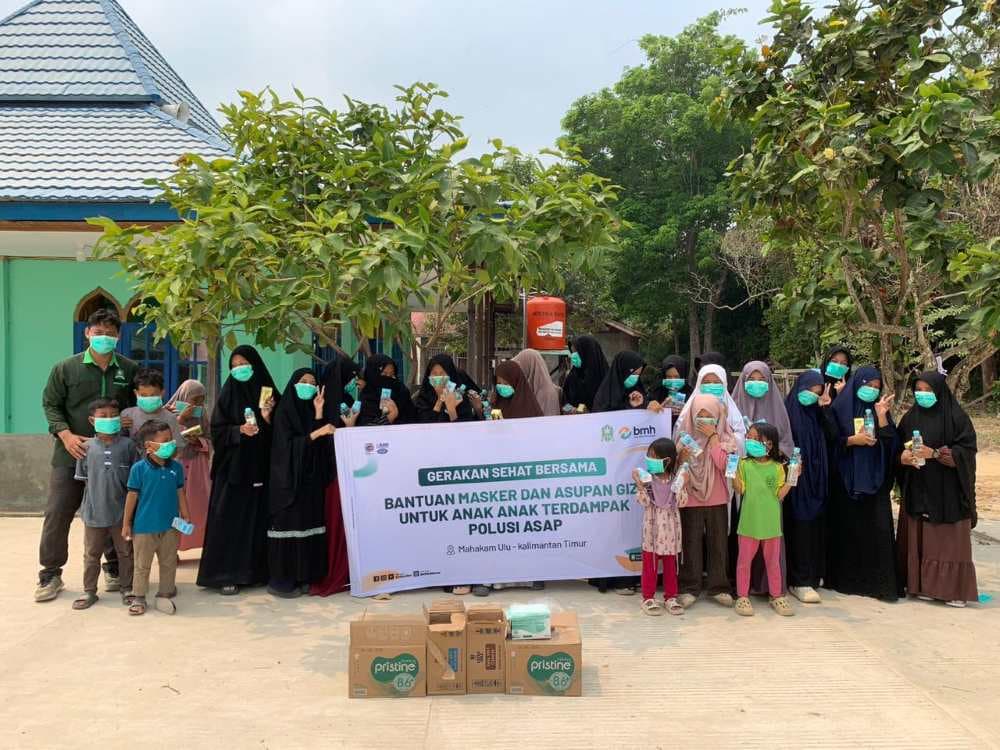 Penyerahan bantuan kepada santri di Mahakam Ulu dari BMH.