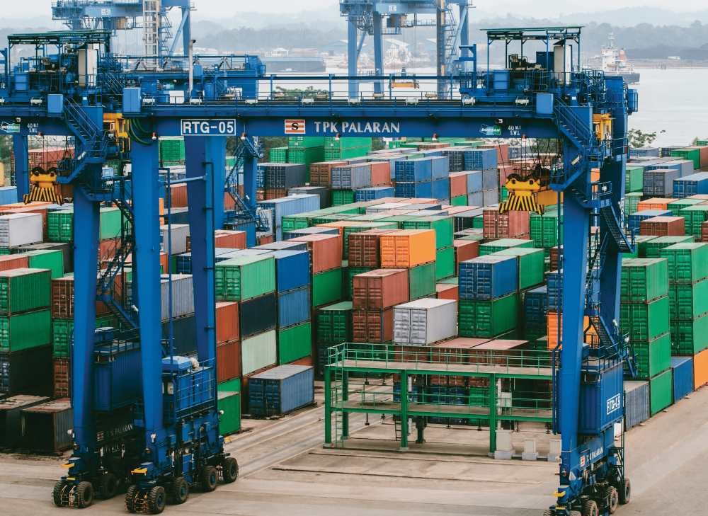 Samudera Indonesia melalui anak perusahaannya mengelola dan mengoperasikan TPK Palaran Samarinda dengan skema Built Operate and Transfer (BOT) selama 50 tahun.