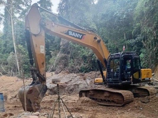 Warga Rantau Layung melaporkan dugaan tambang emas ilegal ke Polres Paser dan DLH. Aktivitas tambang disebut menggunakan banyak alat berat.