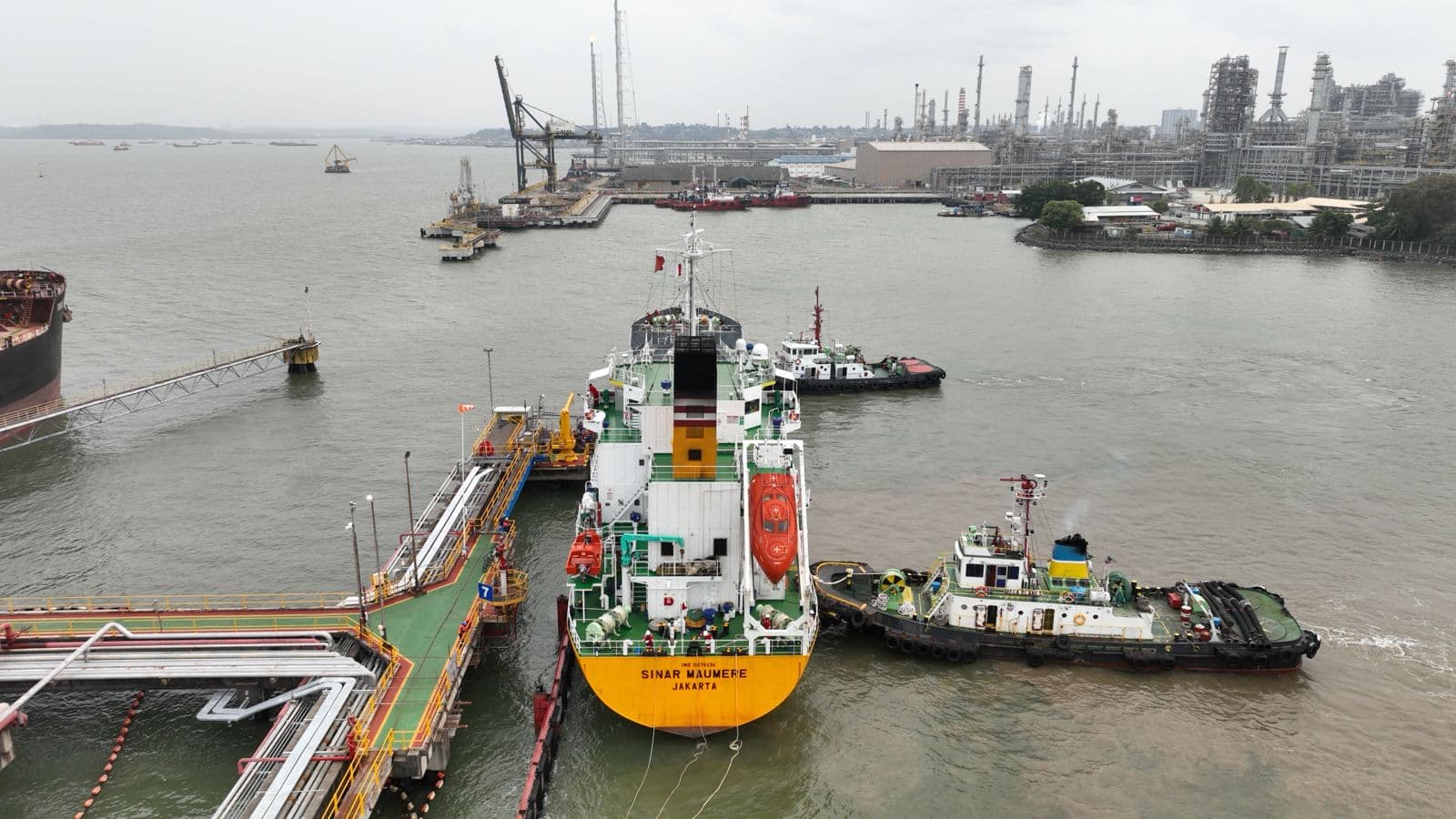 Pertamina RU V Balikpapan Kirim Perdana SF-05 ke BP Tangguh LNG