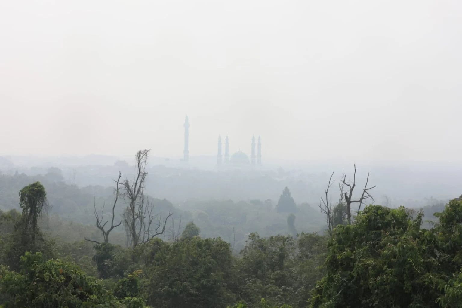 Pemandangan Kota Sangatta pada Jumat, 18 September 2026.  Kabut asap terlihat jelas menyebabkan lonjakan ISPA. 