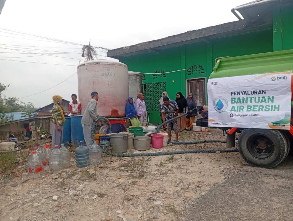 BMH kirim truk tangki air bersih bantu warga Gunung Bahagia Balikpapan.