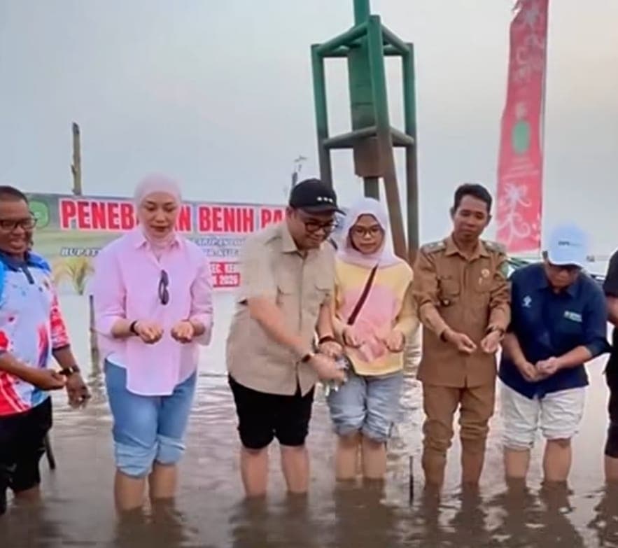 Bupati Kukar dr Aulia Rahman dan undangan lainnya menebar benih padi langsung di atas air Danau Semayang.