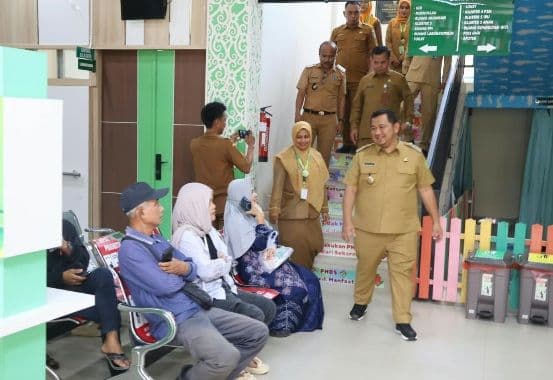 Bupati PPU Mudyat Noor mengecek langsung pelayanan kesehatan di Puskesmas Petung dan mendengarkan masukan masyarakat 