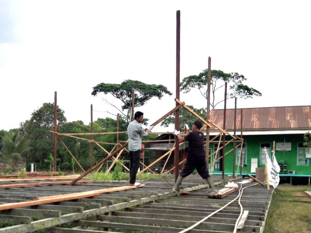 BMH menyalurkan material kayu ulin untuk pembangunan ruang belajar Tahfiz Bahrul Ilmi di Samarinda