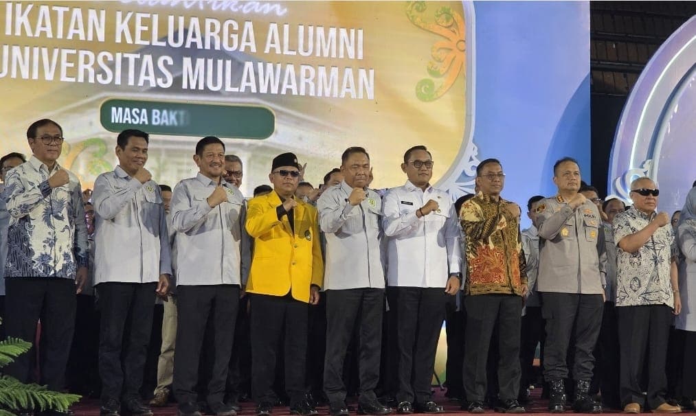Pengurus baru IKA Unmul berfoto dengan Wagub Seno Aji, Rektor Unmul dan Forkompida. 