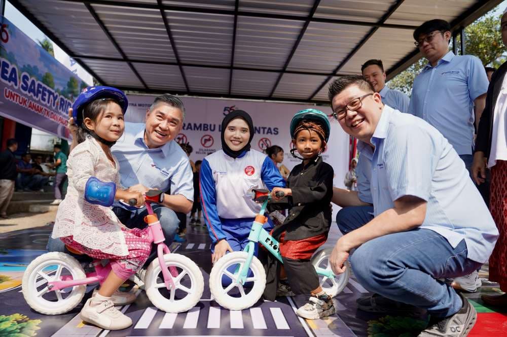 Chief Operating Officer Astra Motor, Budi Astono (kiri) didampingi oleh Operation Division Head, Arnanto Gunara meresmikan area Safety Riding for Kids di TK/Paud Rinjani pada peresmian DSA Bengkaung binaan Astra Motor.