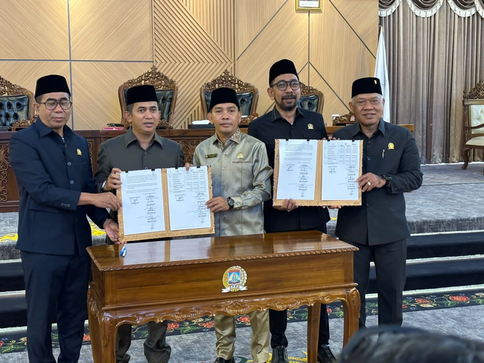 6 Fraksi DPRD Setujui Raperda Perubahan APBD Balikpapan 2026 yang ditandai dengan penandatanganan berita acara dalam rapat paripurna pada Senin, 28 September 2026.
