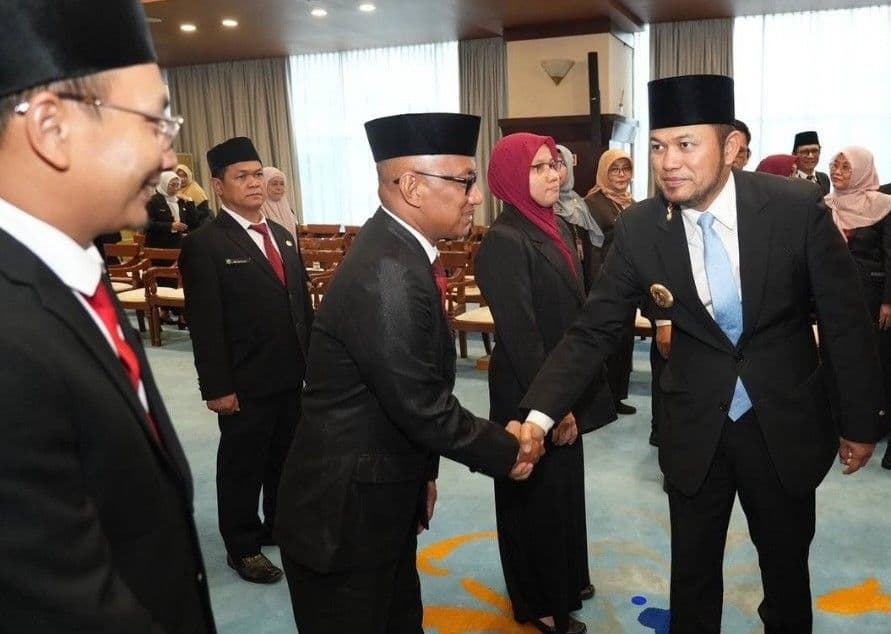 Gubernur Kaltim Rudy Mas'ud memberikan ucapan selamat kepada pejabat yang dilantik, Senin (28/9/2026).