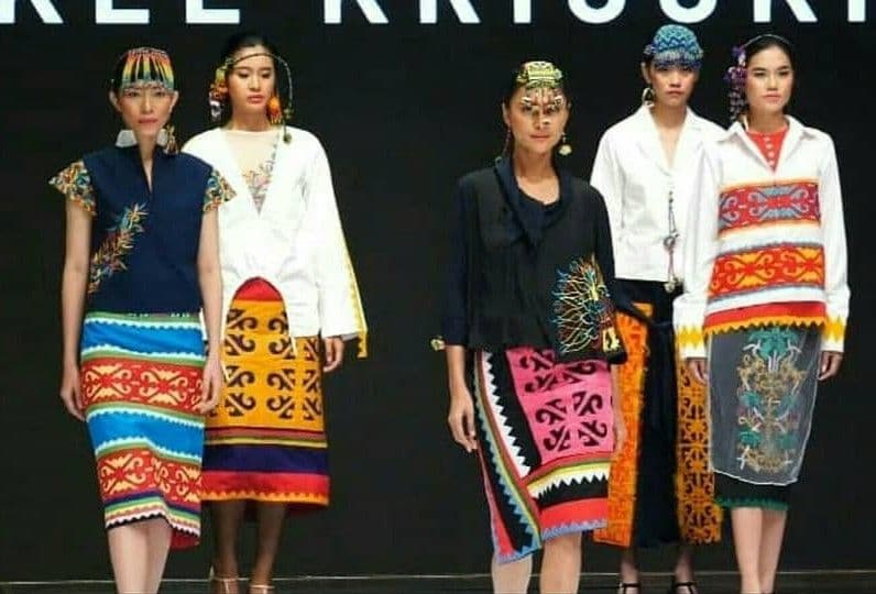 Tenun dengan ukiran kriookng dipamerkan dalam sebuah acara di Jakarta,baru-baru ini.