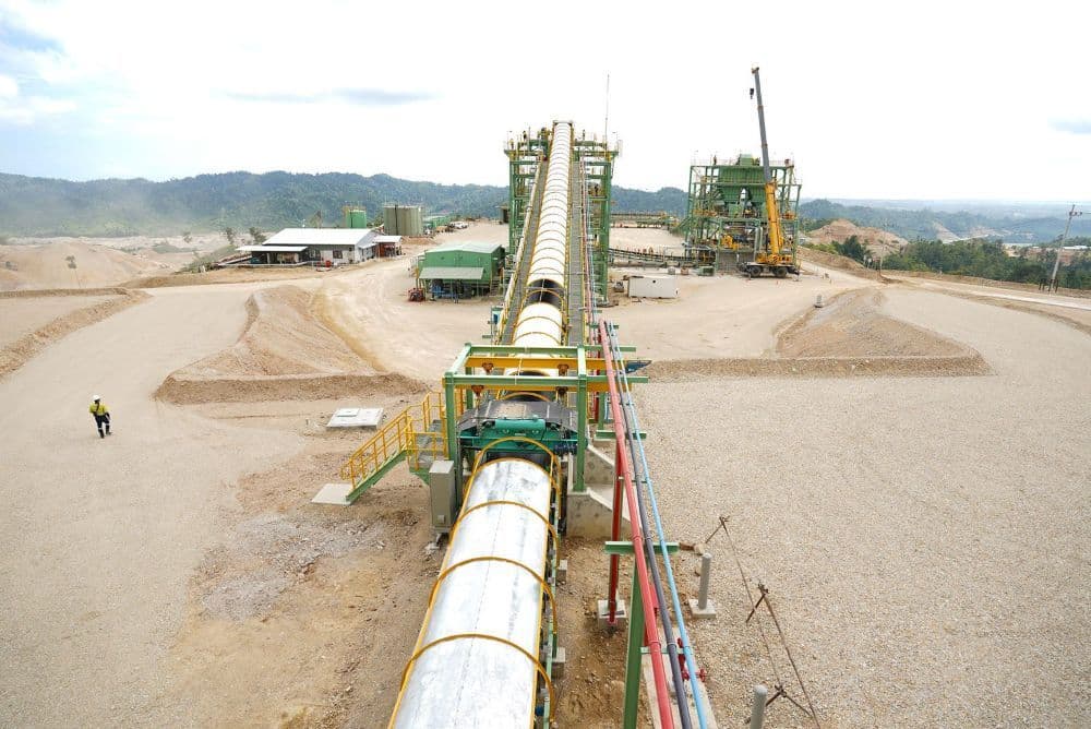 Batuan ore melewati rangkaian peralatan di Ore Preparation Plant (OPP) Tambang Emas Pani di Kabupaten Pohuwato, Provinsi Gorontalo. 