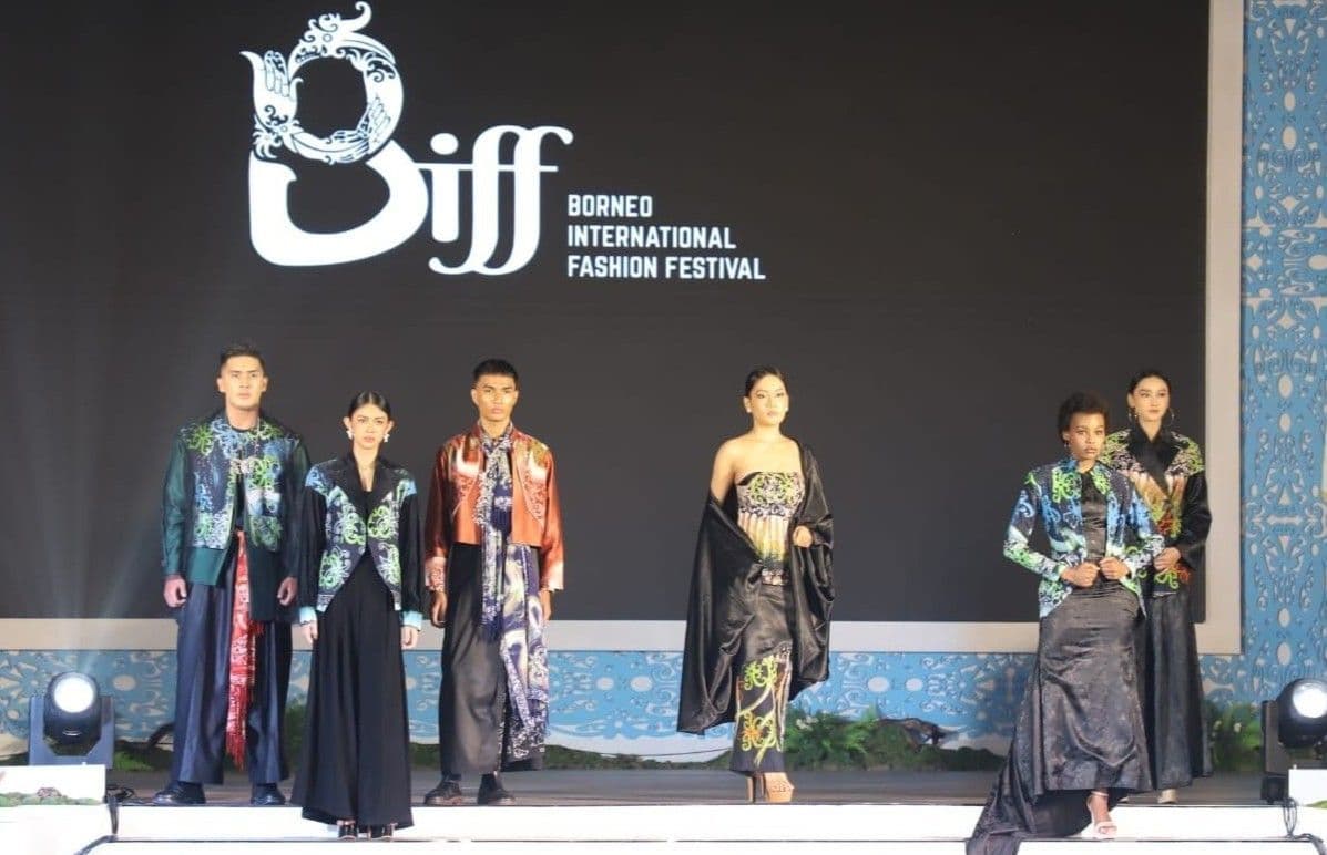 BIFF 2026 di Samarinda menghadirkan 28 desainer dan 224 koleksi. Mengusung tema From Borneo for the World, fashion Borneo dibidik menuju pasar global.