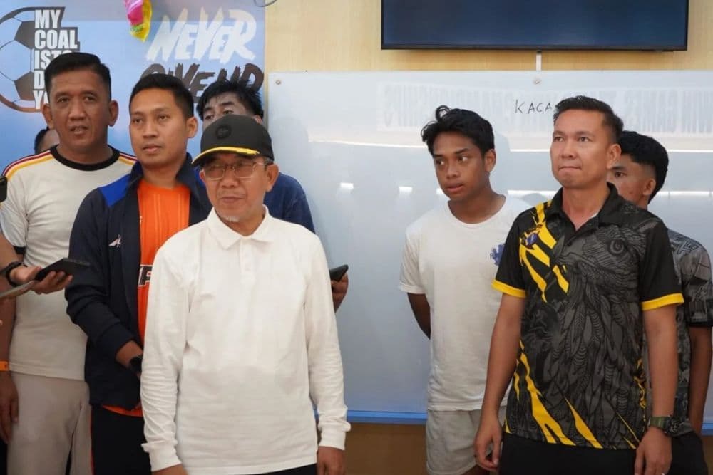 Bupati Kutim Ardiansyah Sulaiman bersama pemain dan ofisial Persikutim.