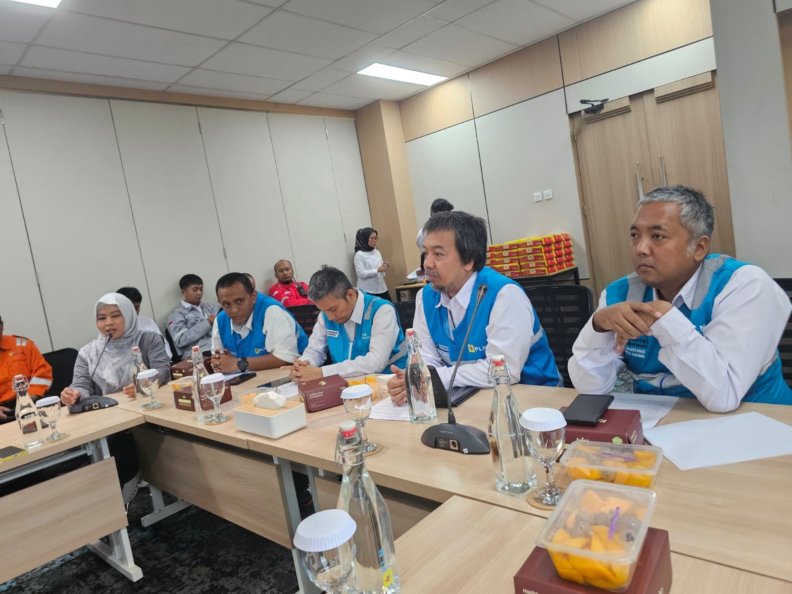 Senior Manager Keuangan, Komunikasi, dan Umum PLN Unit Induk Distribusi Kalimantan Timur dan Kalimantan Utara (UID Kaltimra), Muchamad Meiryandi memberikan keterangan di UP Kaltim Teluk pada Senin 5 Oktober 2026