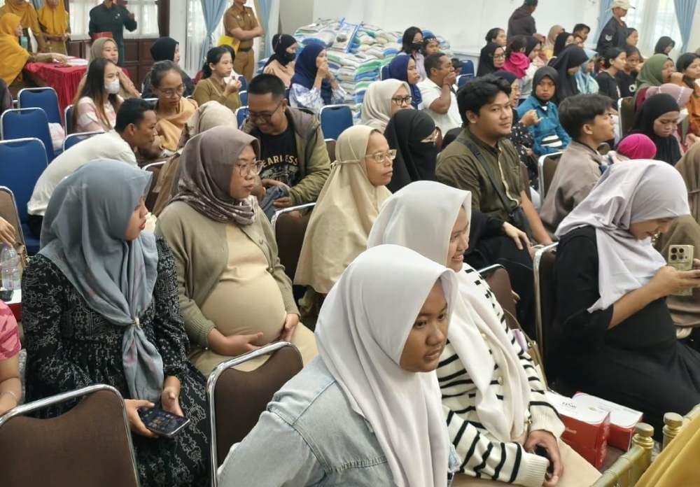 Seratus ibu hamil di Balikpapan menerima bantuan beras dan daging ayam dari Pemerintah Kota Balikpapan.