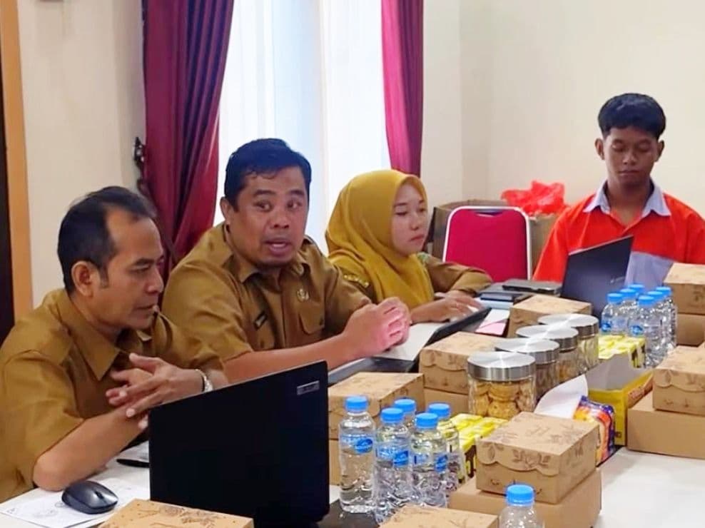 Sekretaris Disbudpar Kabupaten PPU, Suparman (tengah)