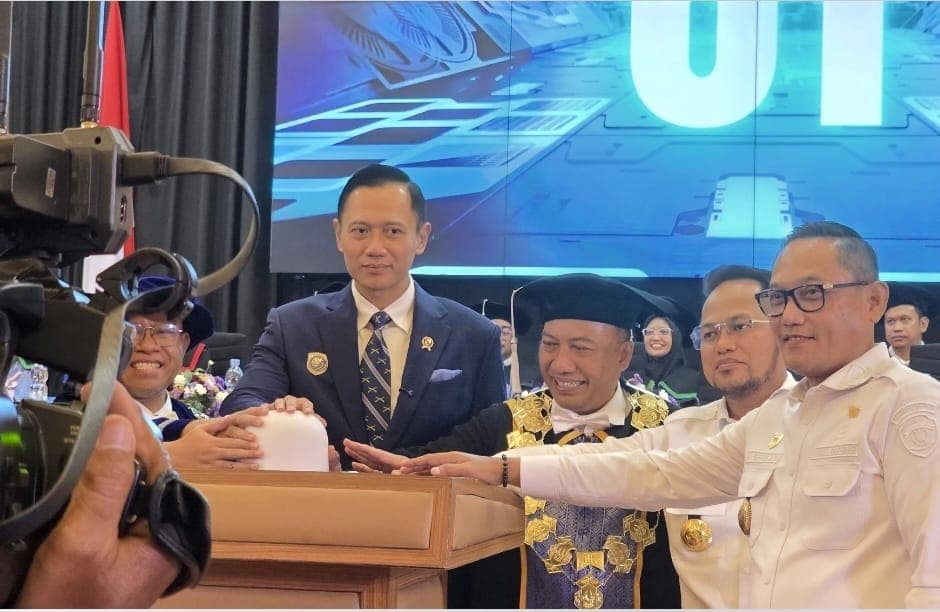 Menteri AHY bersama Rektor, Gubernur dan Wagub Seno Aji meresmikan secara simbolis Kerjasama  Konsorsium  Institut  Teknologi Negeri di Indonesia (ITX).