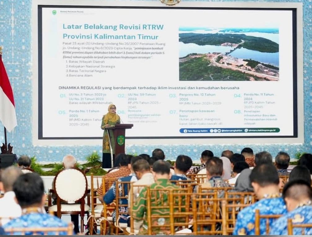 Sekda Kaltim Sri Wahyuni membuka forum konsultasi publik revisi RDTR Kaltim. 