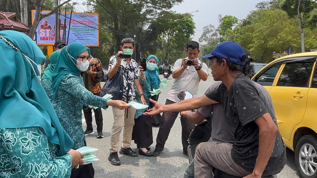 Nurlena Rahmad Mas'ud Pimpin TP PKK Balikpapan Bagikan Masker untuk Pengendara pada Kamis 15 Oktober 2026