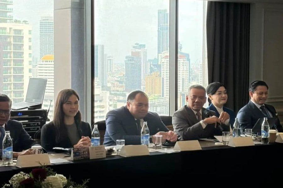 Menteri Keuangan Suahazil Nazara bersama Ketua Dewan Komisioner OJK Friderica Widyasari Dewi dan sejumlah pejabat Danantara bertemu dengan MSCI, dua hari yang lalu. (Foto: X) 