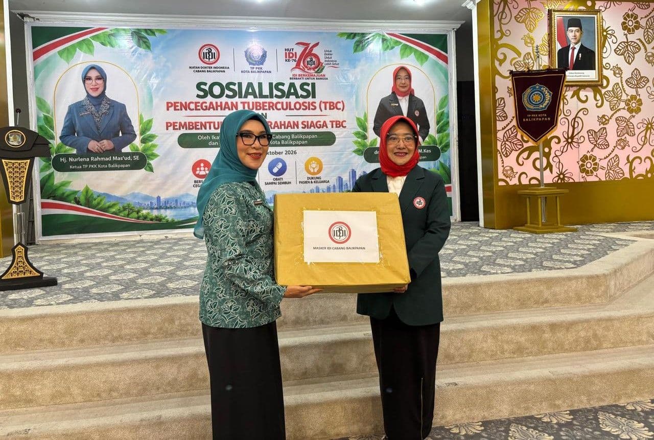 Ketua IDI Cabang Balikpapan, Andi Sri Juliarty menyerahkan masker kepada Ketua TP PKK Balikpapan Nurlena Rahmad Mas'ud pada Sabtu, 17 Oktober 2026
