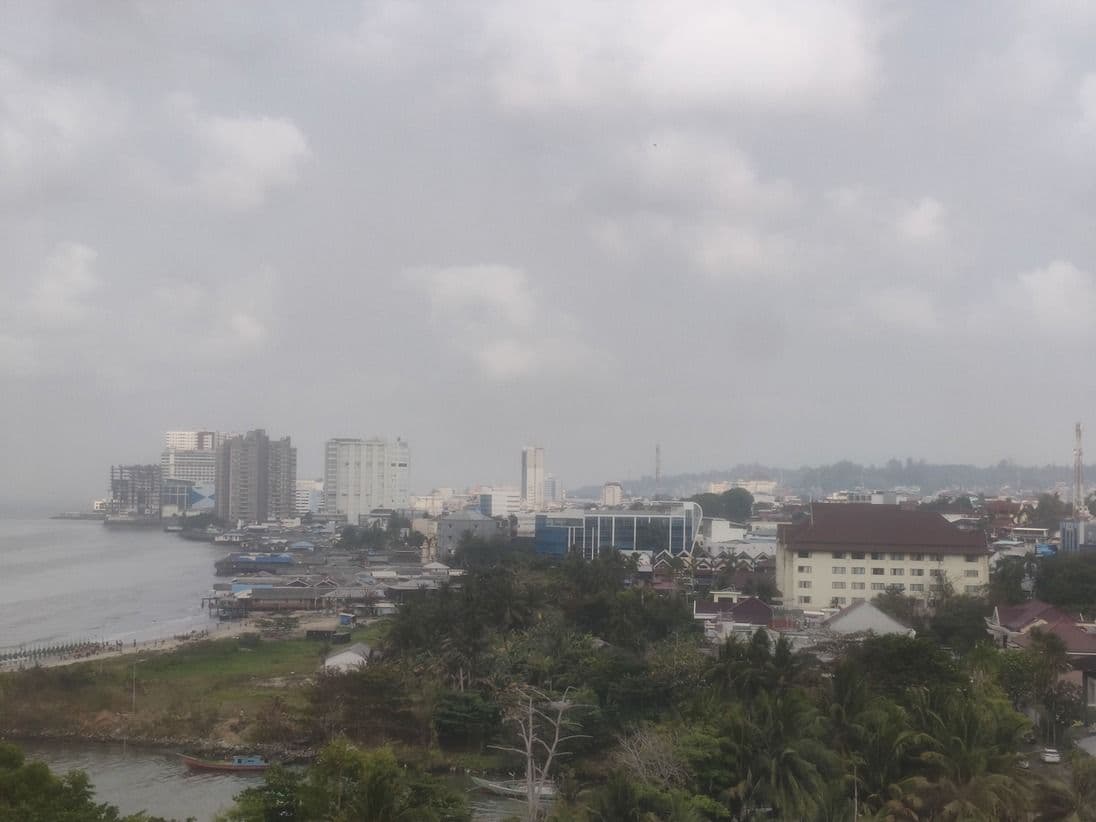 Kabur asap masih terpantau menyelimuti Kota Balikpapan pada Minggu, 18 Oktober 2026.