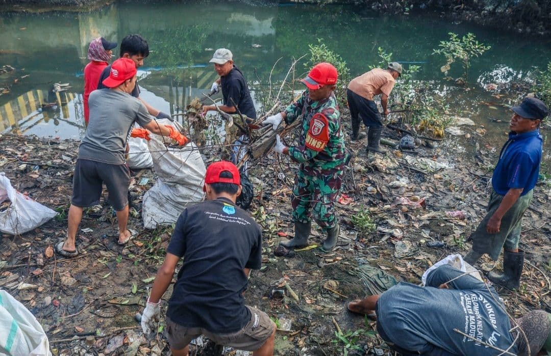 Bersihkan Pesisir Sungai Manggar, Warga Kumpulkan Ratusan Kantong Sampah 