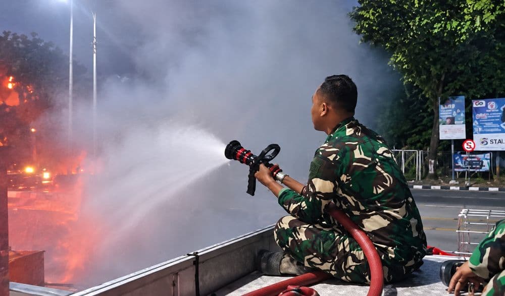 Tekan Polusi Udara, Lanud Dhomber Senprot Water Mist Pagi Hari