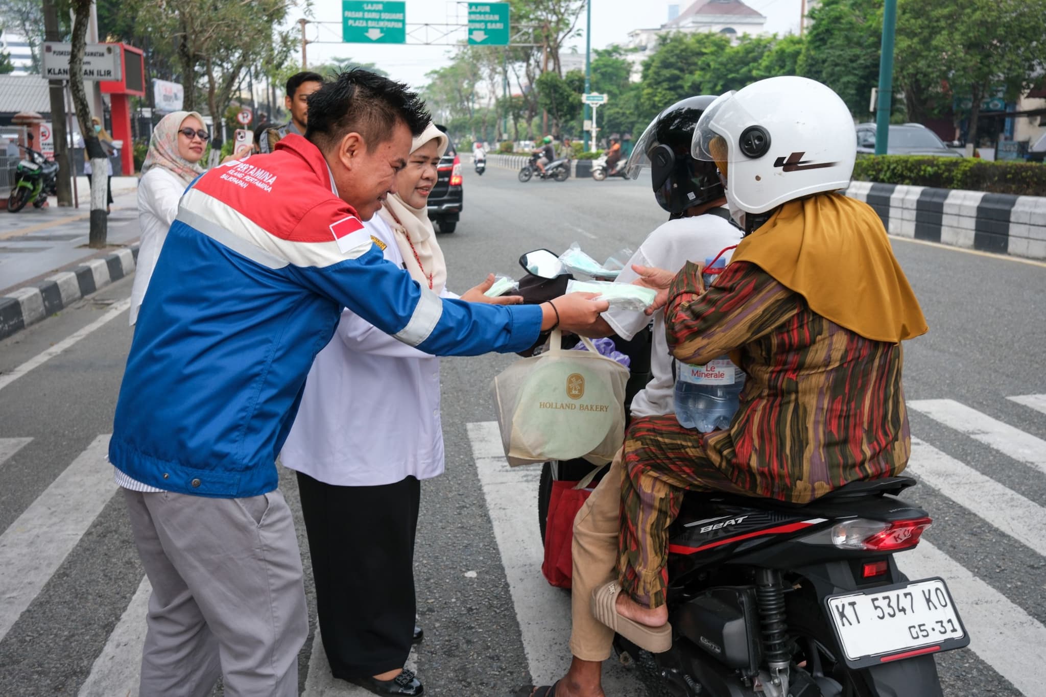 Kasus ISPA Melonjak, KPB Salurkan Ribuan Masker dan Nebulizer di Balikpapan