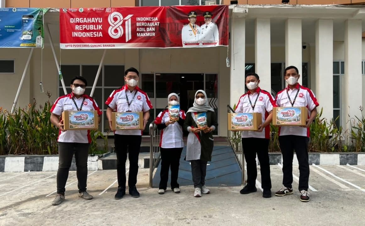 Astra Motor Kaltim 1 salurkan bantuan masker, vitamin, madu, serta fasilitas servis motor gratis di Puskesmas Gunung Bahagia Balikpapan