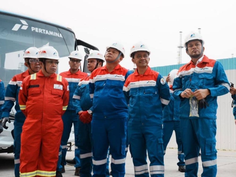 Gubernur Kaltim Rudy Mas'ud dan Menko ESDM Bahlil Lahadalia sata mengunjungi RDMP Balikpapan.