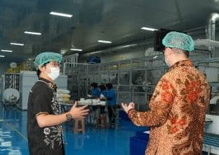 Gabriel  Rey (kiri) saat mengunjungi pabrik PT Multi Medika Internasional Tbk (MMIX). 