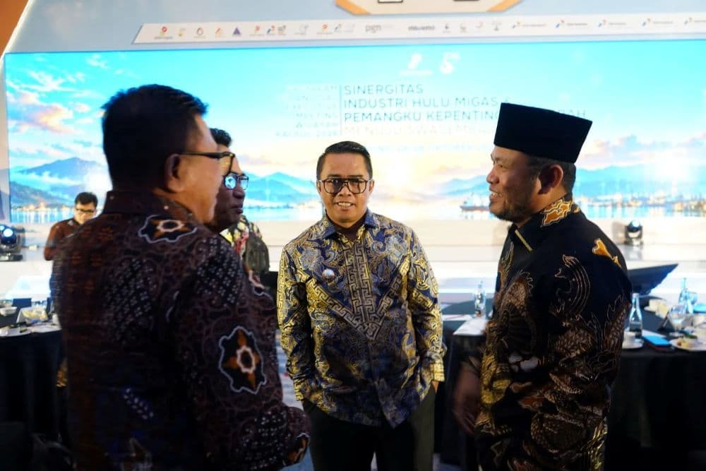 Wabup Kutim Mahyunadi berbincang dengan Gubernur Kaltim Rudy Mas'ud saat menghadiri Executive Meeting Wilayah Kalimantan dan Sulawesi 2026 di Bandung, Jawa Barat, Rabu (28/10/2026). 