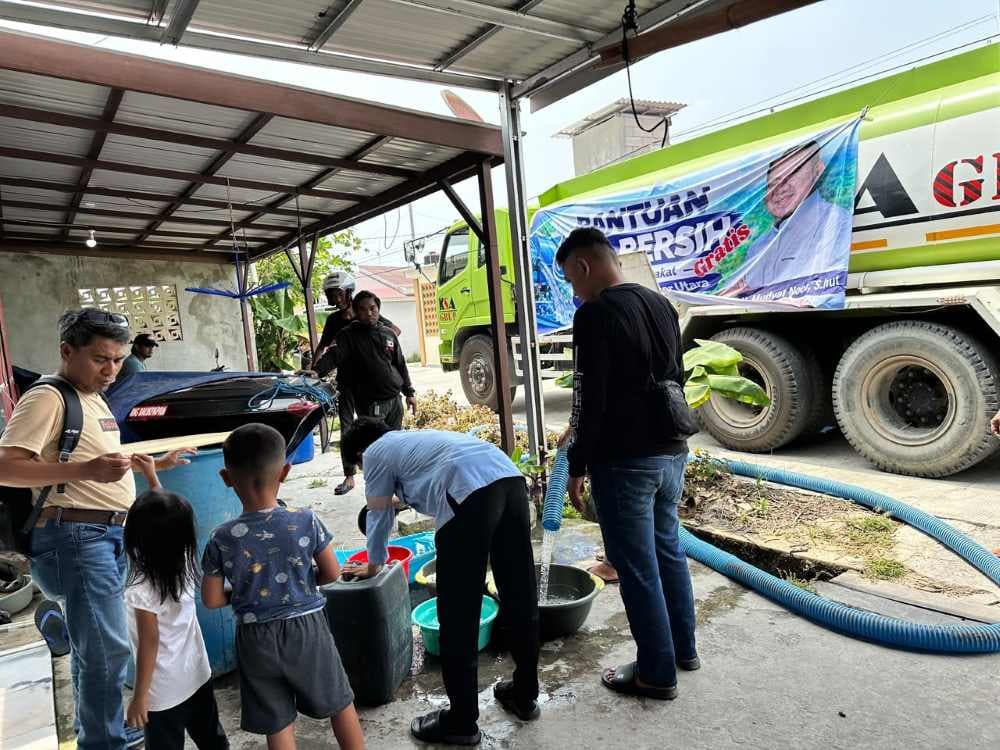Bupati PPU Mudyat Noor menyalurkan 14.000 liter air bersih untuk warga Perumahan Pamulang, RT 15, Kelurahan Gunung Seteleng.