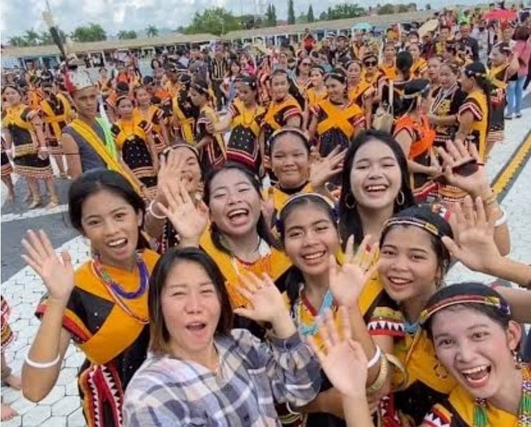 Norlela bersama penari suku Dayak Bulusu, Kabupaten Tana Tidung, Kalimantan Utara.