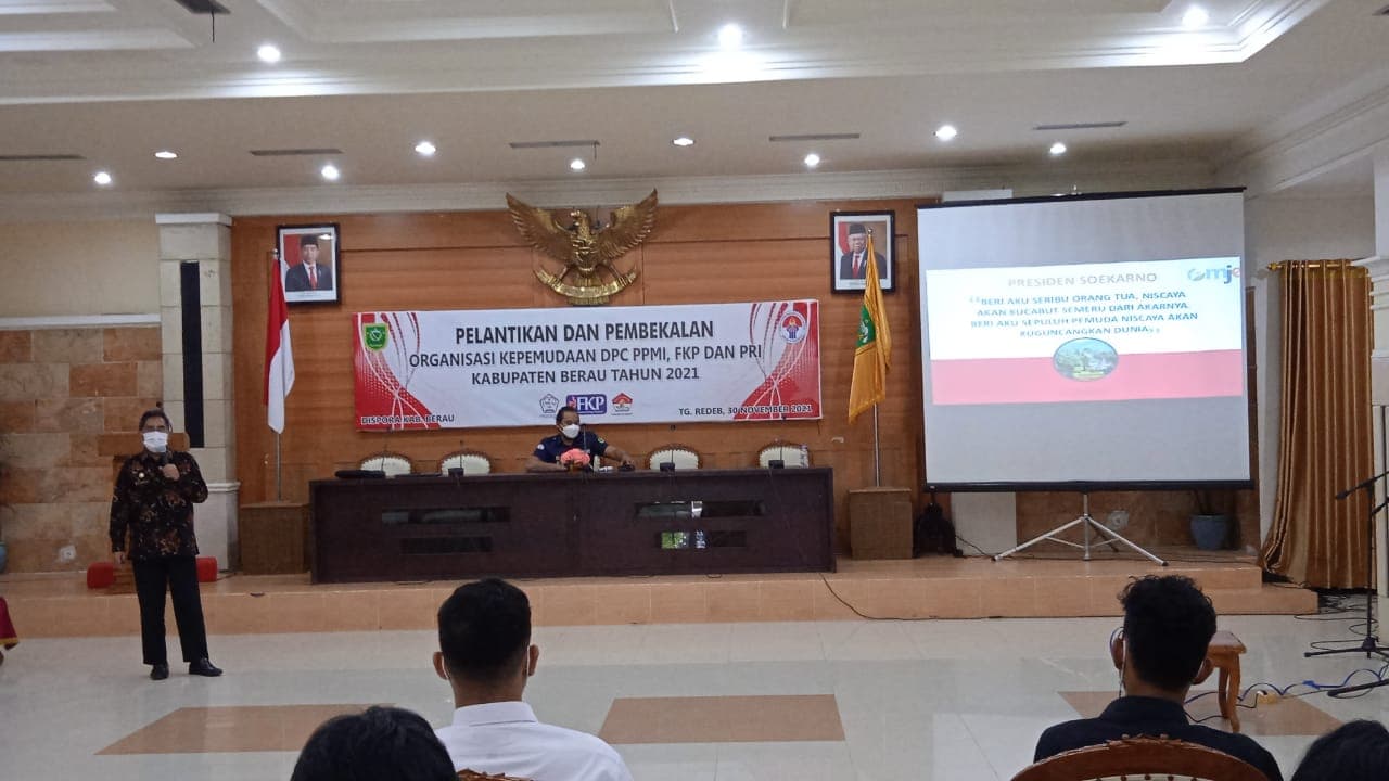 Asisten Pemerintahan dan Kesra Sekda Prov Kaltim Jauhar Efendi ketika memberikan sambutan pada acara pelantikan organisasi kepemudaan, Selassa (30/11/2021)