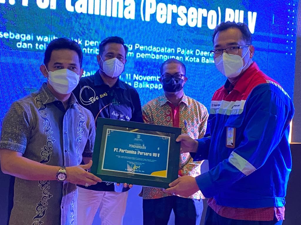 Penghargaan ini diberikan langsung oleh Walikota Balikpapan Rahmad Mas’ud kepada KPI Unit Balikpapan yang diwakili oleh Area Manager Communication, Relations & CSR KPI Unit Balikpapan Ely Chandra Peranginangin, Sabtu (11/12/2021)