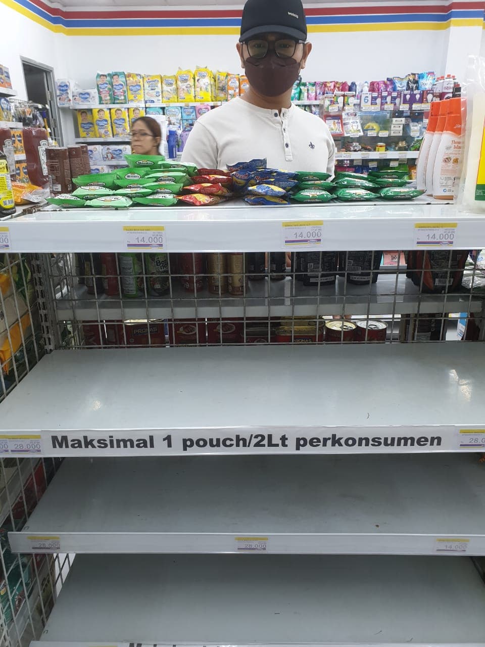 Hasil pantauan Komisi Pengawas Persaingan Usaha (KPPU) Kanwil V Balikpapan. Bahwa sejumlah ritel modern di Kota Balikpapan pada hari sabtu dan minggu 22-23 Januari 2022, banyak gerai yang kehabisan stok atau ludes dalam sekejap