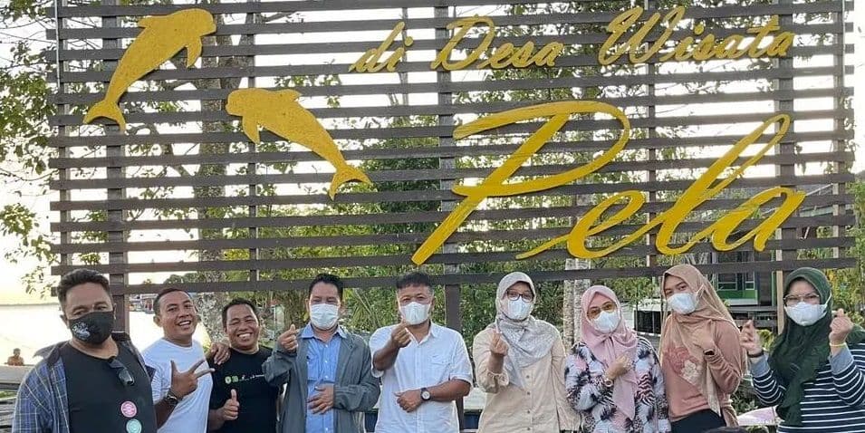 Desa Pela di Kabupaten Kutai Kartanegara tak hanya menyuguhkan suasana pedesaan Kalimantan, desa ini menyuguhkan susur sungai dan atraksi pesut.