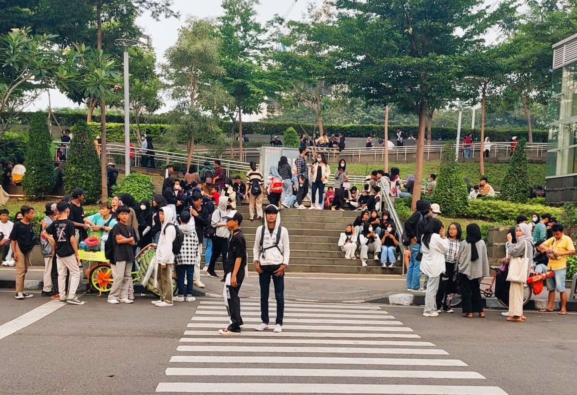 Suasana jalanan di samping Stasiun BNI City, Sudirman Jakarta yang diramaikan ABG asal Bogor Jawa Barat yang belakangan viral dengan istilah Citayam Fashion Week dan SCBD atau Sudirman, Citayam Bojong Depok.