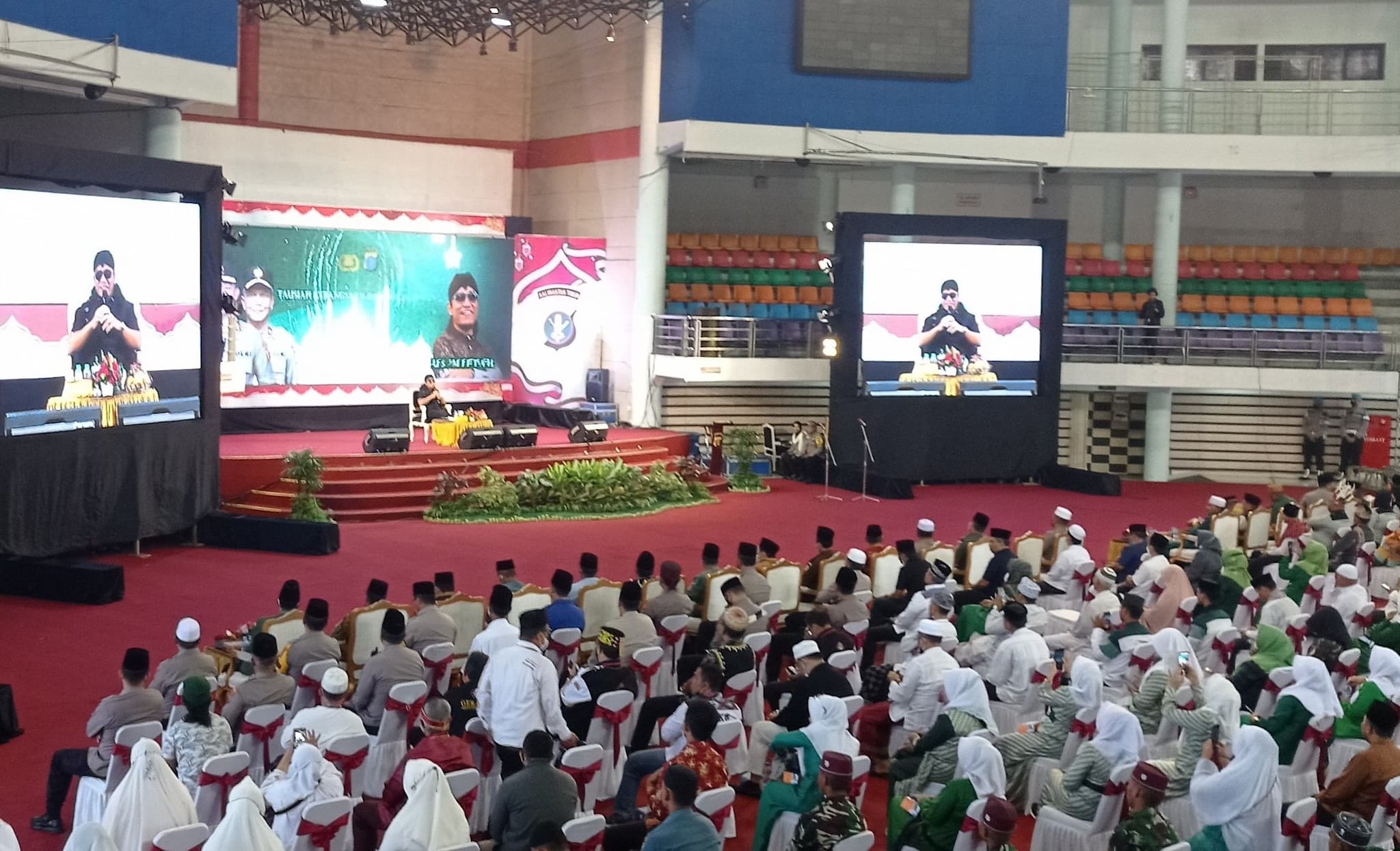 Ulama Gus Miftah memimpin doa bersama bagi korban tragedi Kanjuruhan yang diikuti ribuan warga dan aparat keamanan, Kamis 20 Oktober 2022. Foto: Ferry Cahyanti/Ibukotakini.com