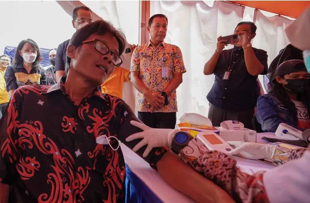 Seorang warga menjalani pemeriksaan dalam kegiatan CSR BUMN di Balikpapan. Pemerintah daerah berharap CSR dapat mendukung program pembangunan daerah.
